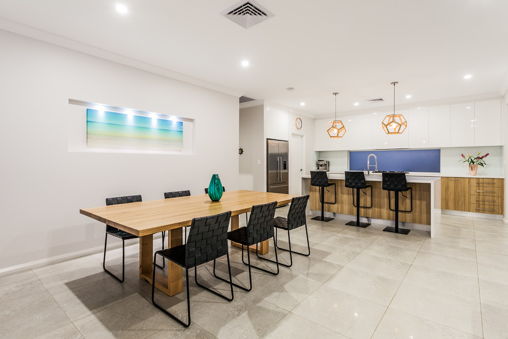 Immagine di una sala da pranzo aperta verso la cucina contemporanea di medie dimensioni con pavimento in gres porcellanato e pareti bianche