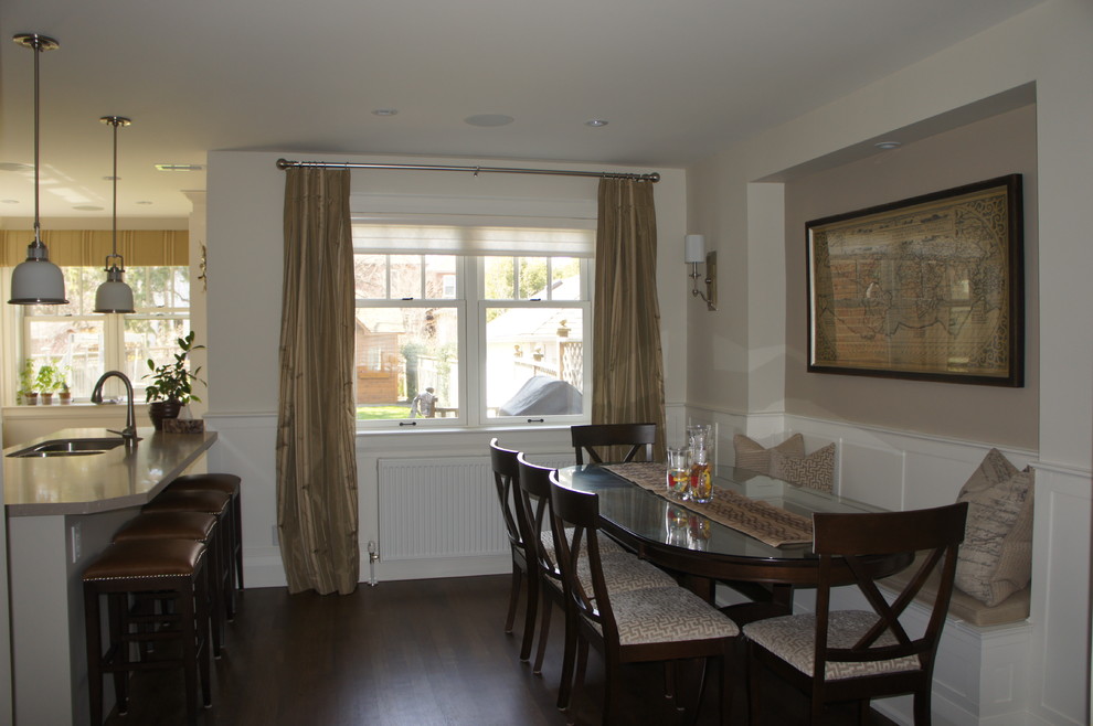 Aménagement d'une salle à manger ouverte sur la cuisine classique de taille moyenne avec un mur beige, un sol en bois brun, aucune cheminée et un sol marron.