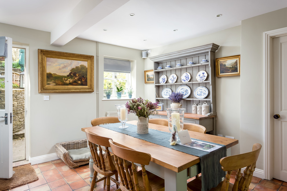 Mittelgroße Landhaus Wohnküche mit grüner Wandfarbe und Keramikboden in Gloucestershire