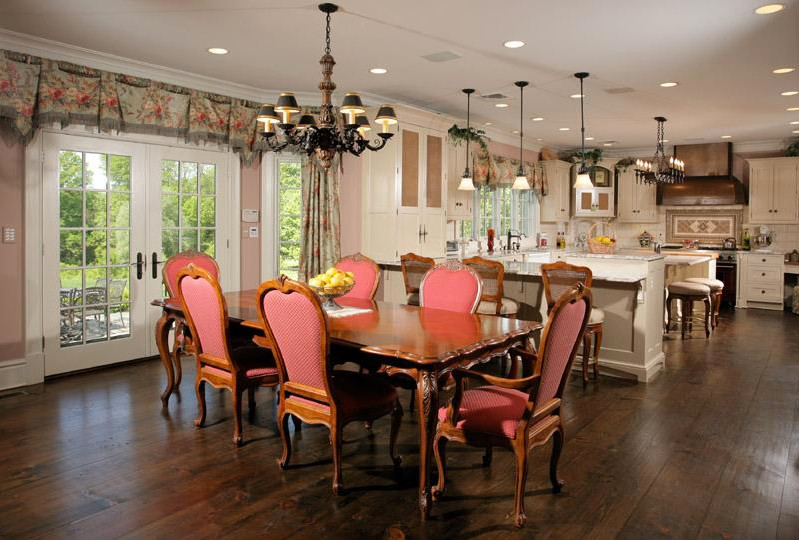 Imagen de comedor de cocina clásico grande con paredes rosas, suelo de madera oscura y suelo marrón