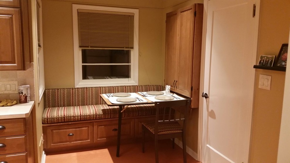 Immagine di una piccola sala da pranzo aperta verso la cucina american style con pareti beige, nessun camino e pavimento in linoleum
