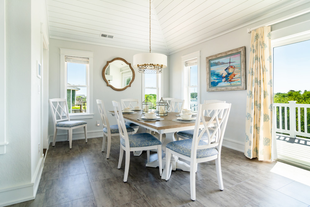 Idee per una sala da pranzo stile marinaro di medie dimensioni con pavimento in gres porcellanato e pavimento grigio