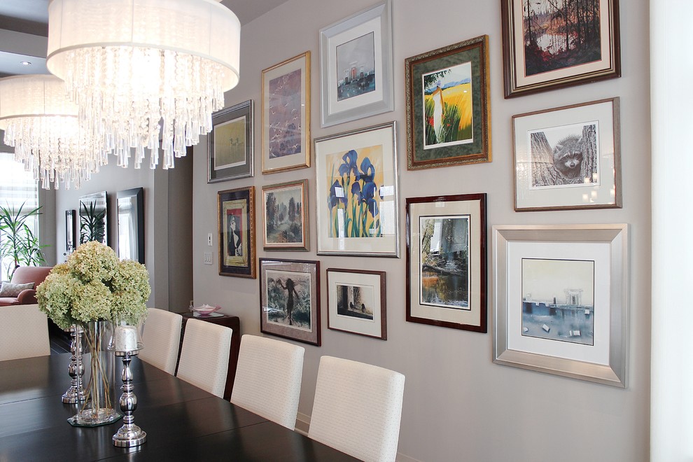 Cette image montre une grande salle à manger ouverte sur le salon design avec un mur gris, un sol en bois brun et un manteau de cheminée en pierre.