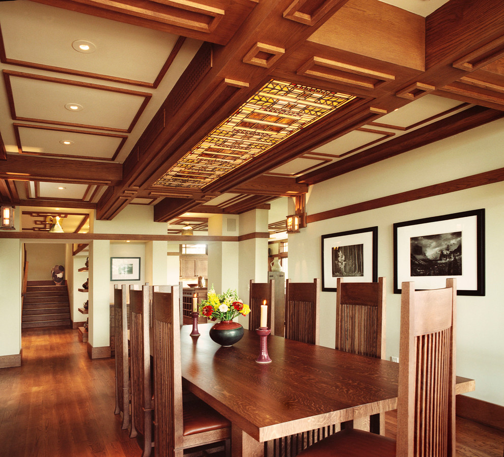 Cette image montre une grande salle à manger asiatique fermée avec un mur beige, un sol en bois brun, aucune cheminée et un sol marron.