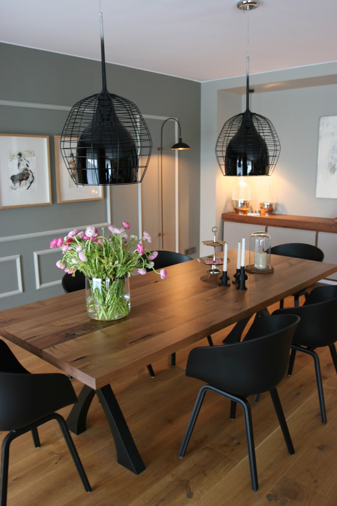 Inspiration pour une salle à manger design avec un mur gris.