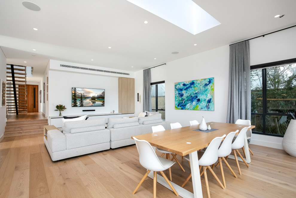 Offenes, Mittelgroßes Modernes Esszimmer mit weißer Wandfarbe und braunem Holzboden in Sydney