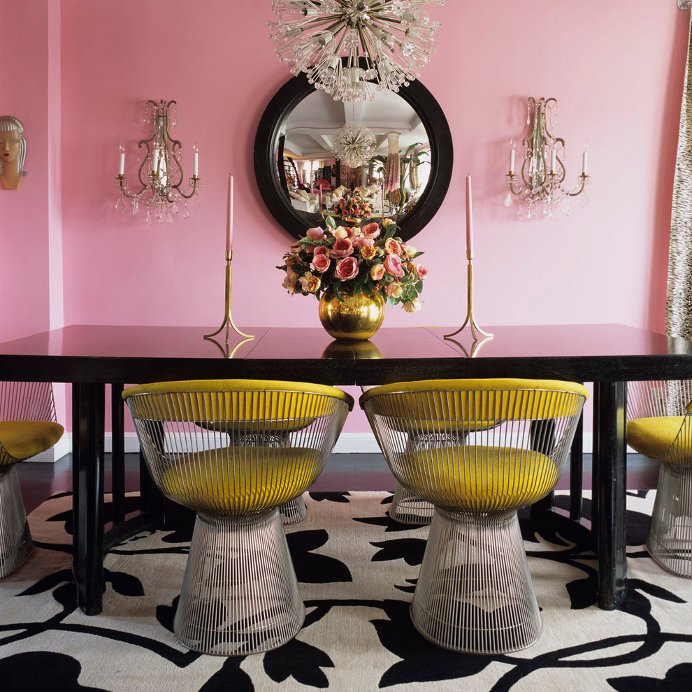 Cette photo montre une salle à manger éclectique avec un mur rose.