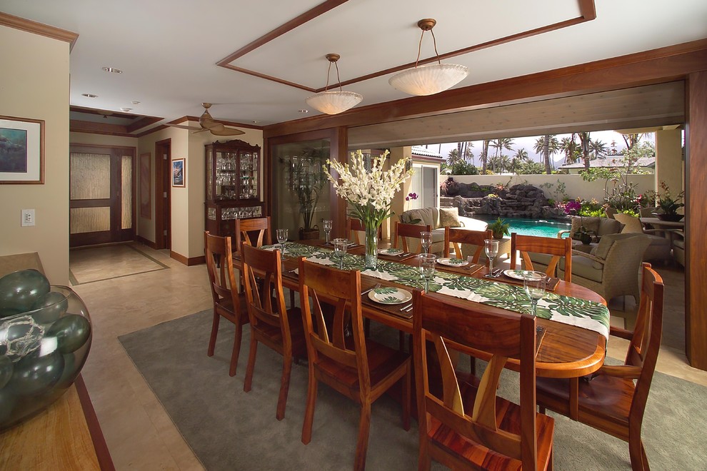 Immagine di una sala da pranzo aperta verso il soggiorno tropicale
