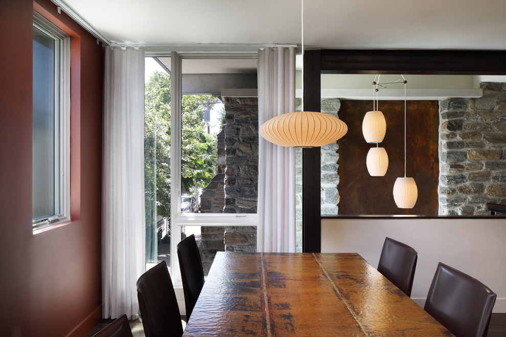 Идея дизайна: большая гостиная-столовая в стиле модернизм с красными стенами, темным паркетным полом и коричневым полом без камина