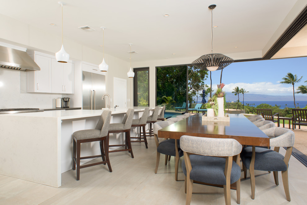 Immagine di una grande sala da pranzo aperta verso la cucina stile marino con pavimento in gres porcellanato, pareti bianche e nessun camino