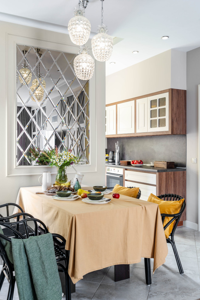 Пример оригинального дизайна: кухня-столовая среднего размера в стиле неоклассика (современная классика) с серыми стенами, полом из керамогранита и серым полом