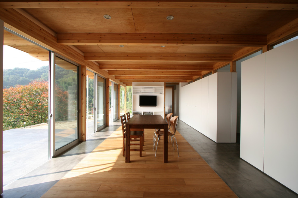 На фото: гостиная-столовая в стиле модернизм с белыми стенами, ковровым покрытием, серым полом, балками на потолке и деревянным потолком с