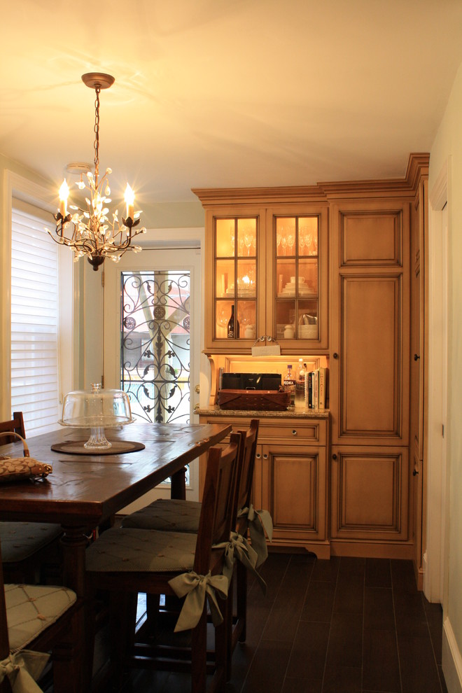 Kleine Klassische Wohnküche mit beiger Wandfarbe und Porzellan-Bodenfliesen in Philadelphia