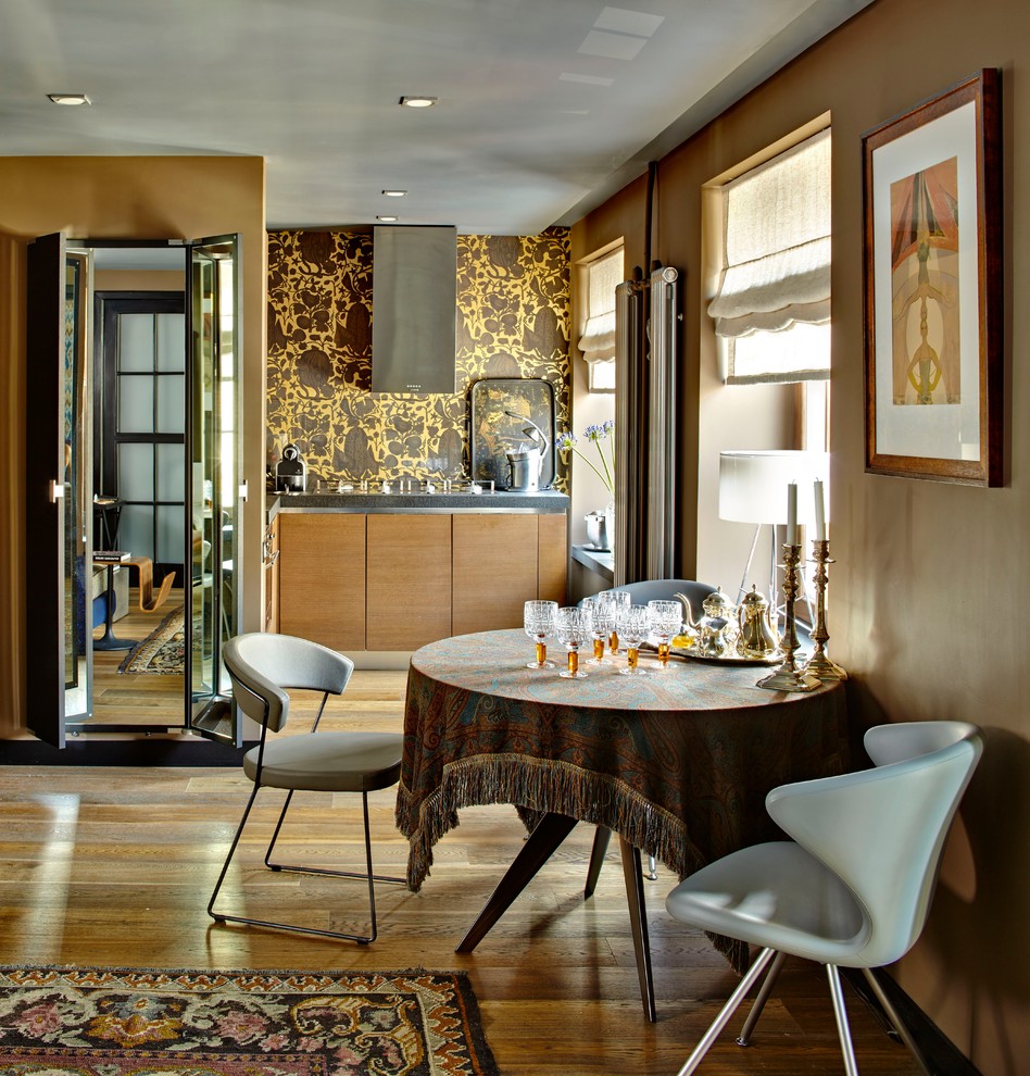 Пример оригинального дизайна: гостиная-столовая в стиле фьюжн с коричневыми стенами и паркетным полом среднего тона
