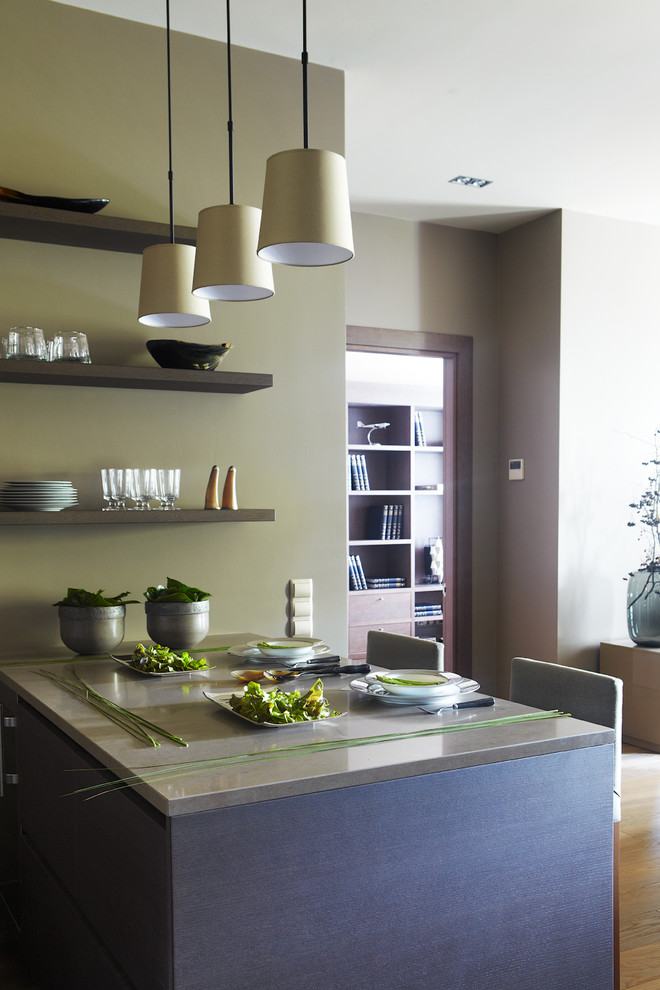 Foto di una sala da pranzo aperta verso la cucina minimal di medie dimensioni con pareti verdi e pavimento in legno massello medio