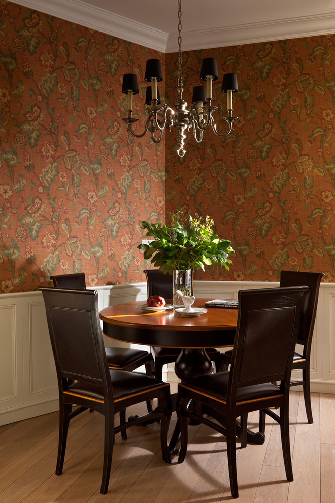 Cette image montre une petite salle à manger ouverte sur le salon traditionnelle avec un mur marron.