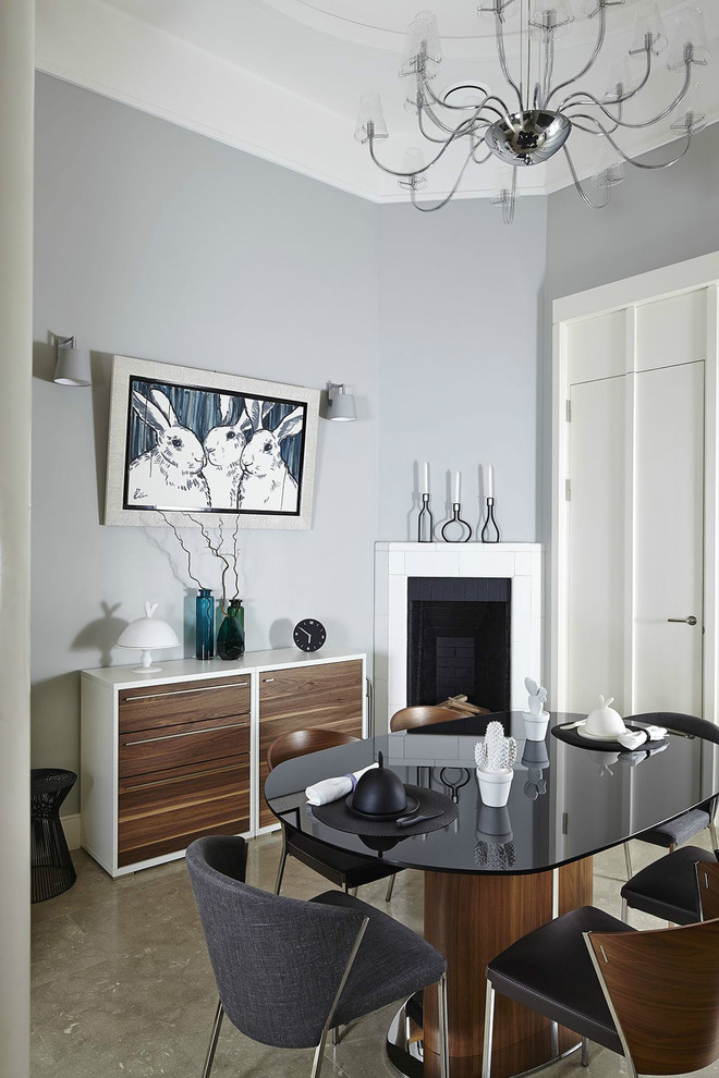 Свежая идея для дизайна: столовая в современном стиле с серыми стенами и угловым камином - отличное фото интерьера