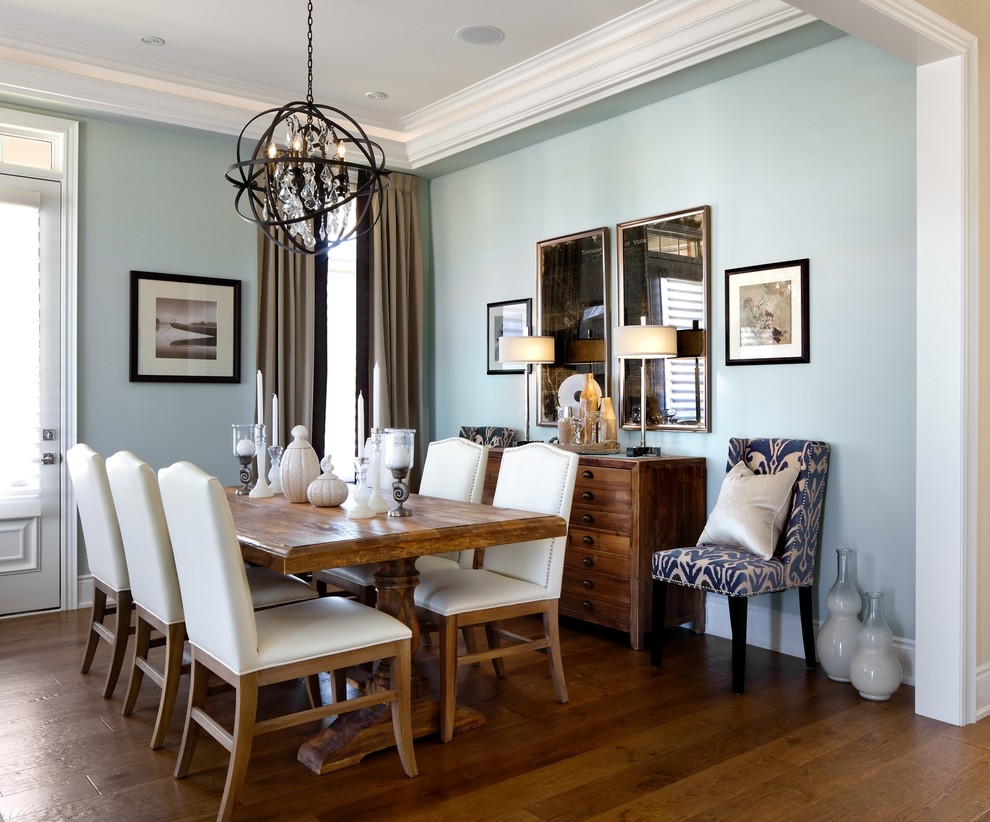 Immagine di una sala da pranzo classica con pareti blu