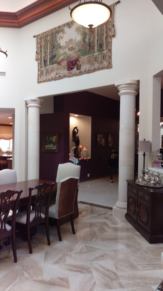 Immagine di un'ampia sala da pranzo aperta verso la cucina mediterranea con pavimento in marmo, camino ad angolo, cornice del camino in pietra e pavimento beige