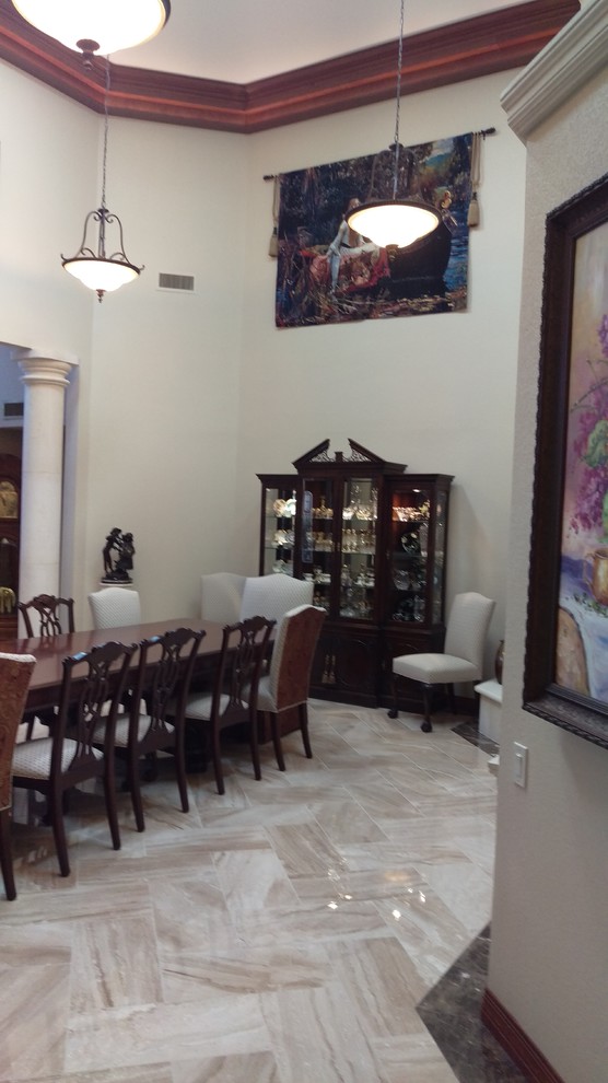 На фото: огромная кухня-столовая в средиземноморском стиле с мраморным полом, угловым камином, фасадом камина из камня и бежевым полом с