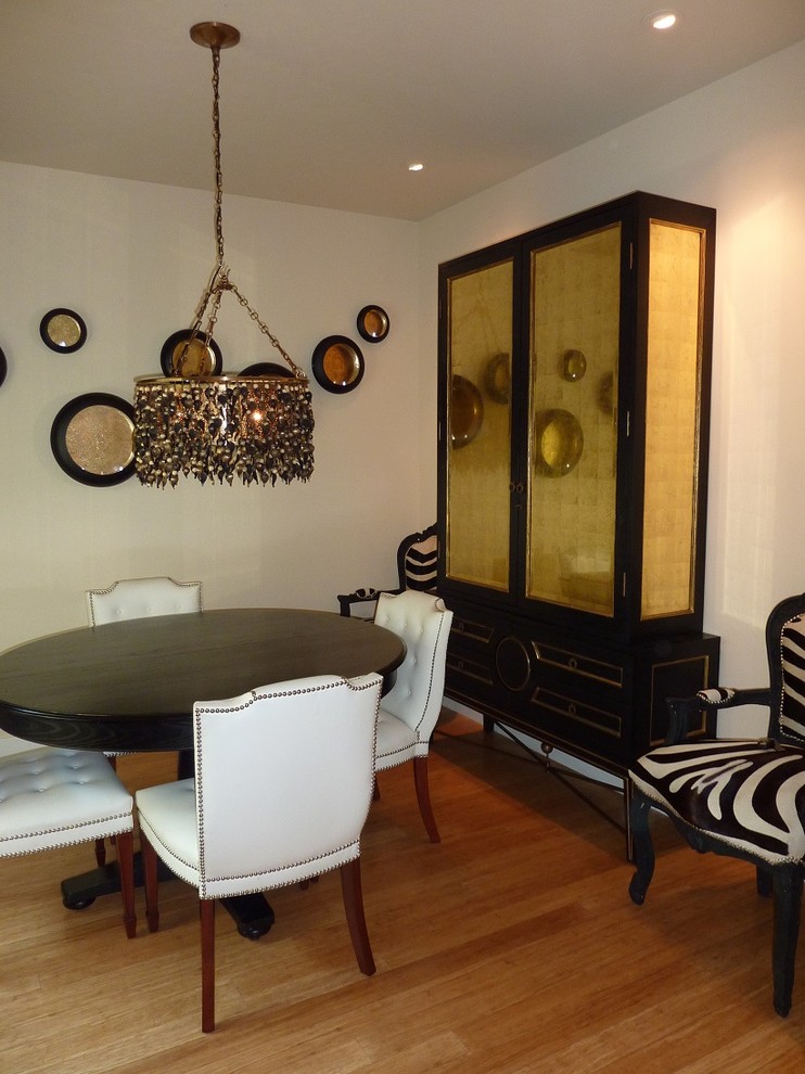 Immagine di una piccola sala da pranzo bohémian chiusa con pareti beige