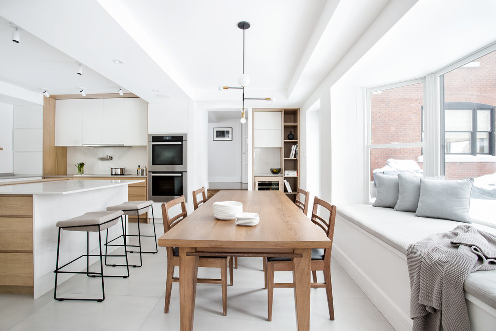 Idee per una sala da pranzo aperta verso la cucina moderna di medie dimensioni con pavimento in gres porcellanato e pavimento grigio