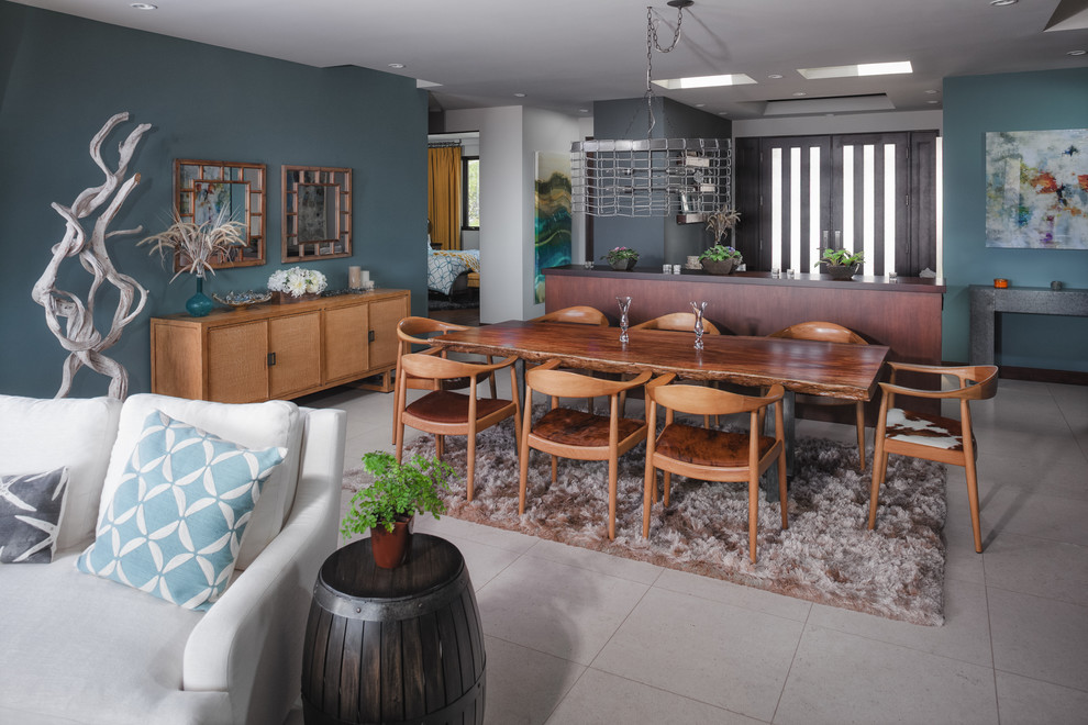 Идея дизайна: большая гостиная-столовая в стиле модернизм с синими стенами и полом из керамической плитки