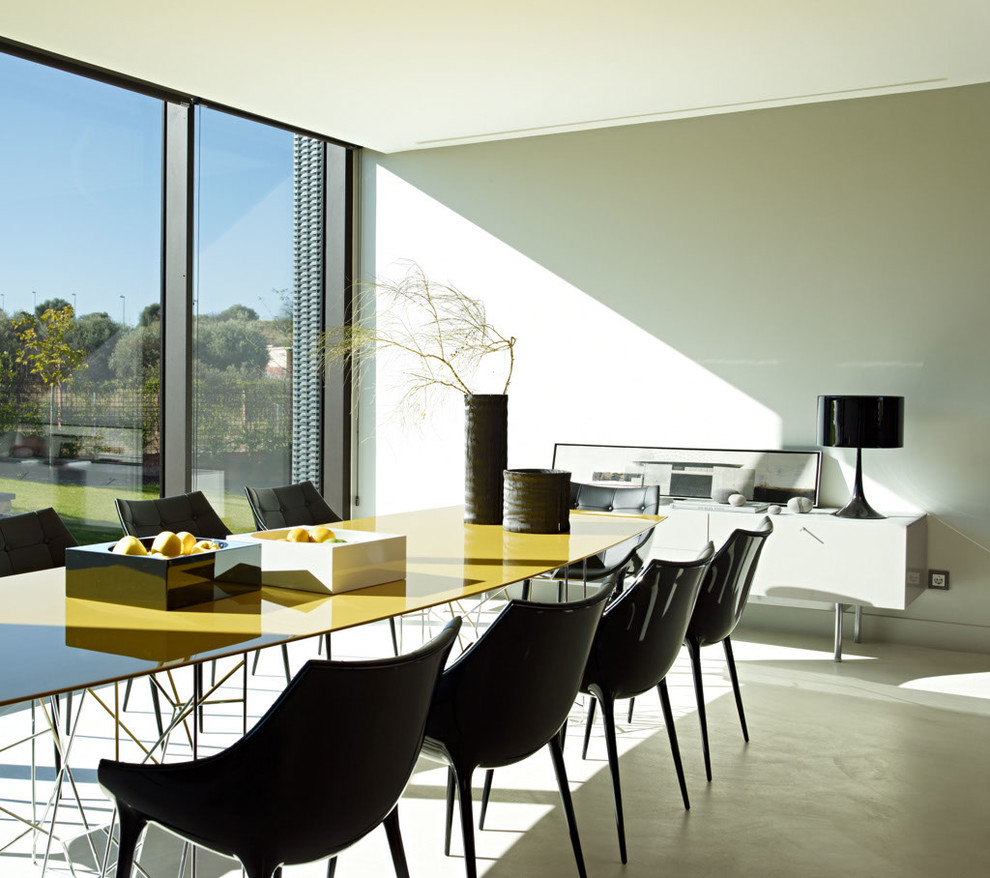 This is an example of a contemporary dining room in Madrid.
