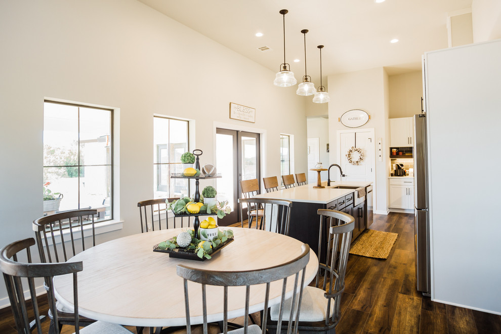 Mittelgroße Landhausstil Wohnküche mit grauer Wandfarbe, braunem Holzboden und braunem Boden in Austin