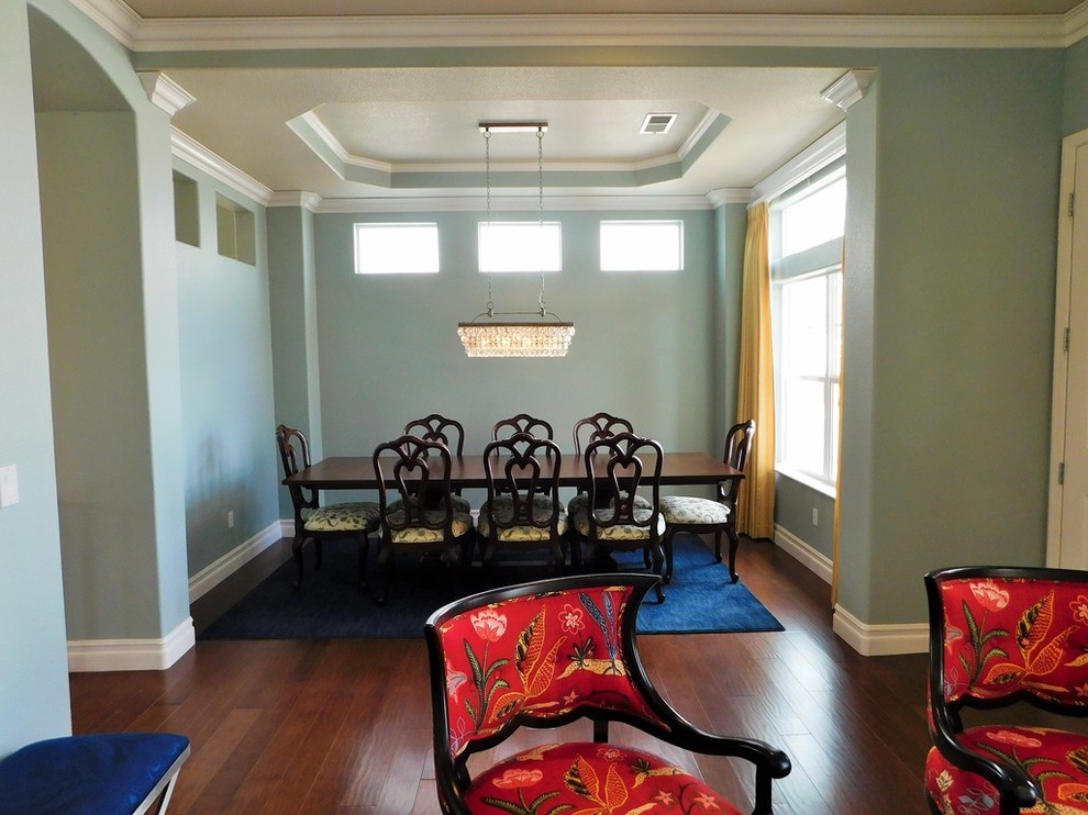 Foto di una grande sala da pranzo aperta verso il soggiorno tradizionale con pareti blu e parquet chiaro