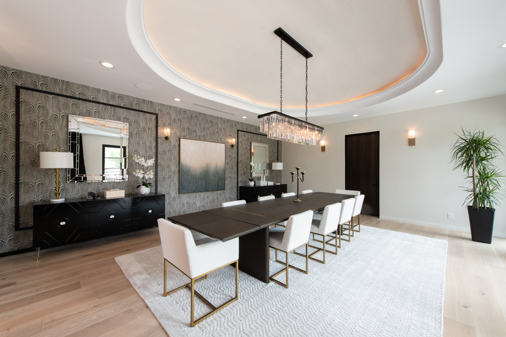 Exemple d'une salle à manger tendance avec un mur gris, parquet clair, un sol beige et un plafond décaissé.