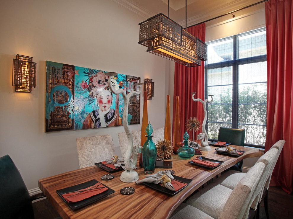 Mittelgroße Asiatische Wohnküche ohne Kamin mit beiger Wandfarbe, dunklem Holzboden und braunem Boden in Miami