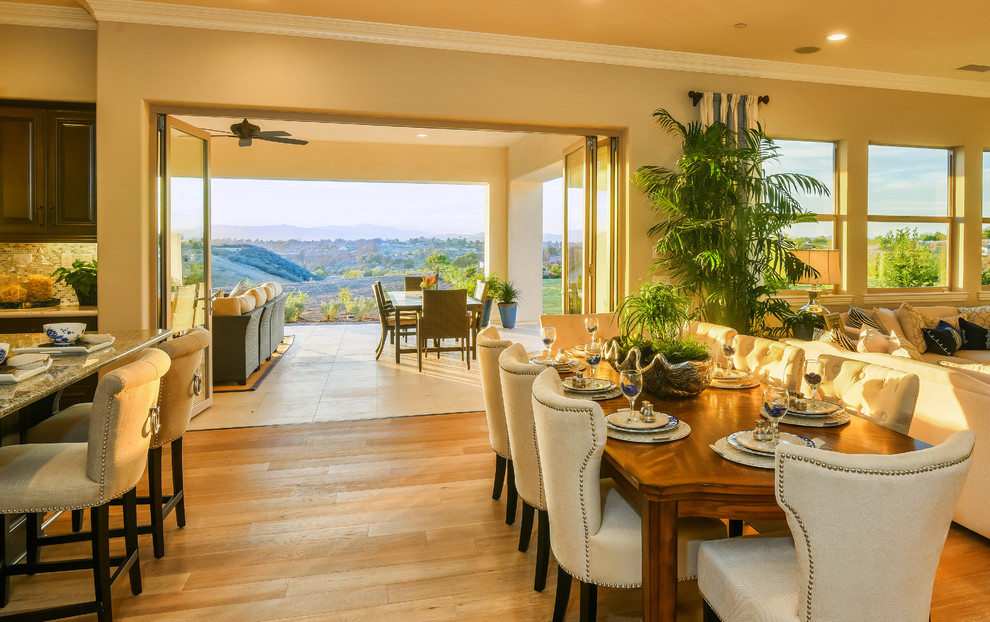 Foto di una sala da pranzo classica con pareti beige e parquet chiaro