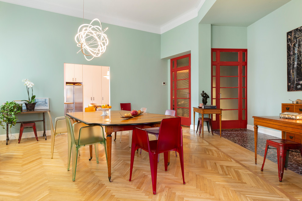 Пример оригинального дизайна: большая гостиная-столовая в стиле фьюжн с зелеными стенами, светлым паркетным полом и коричневым полом
