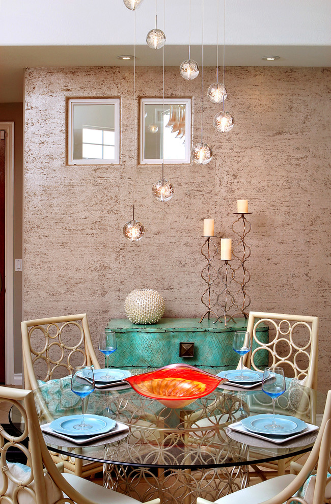 Geschlossenes, Mittelgroßes Modernes Esszimmer ohne Kamin mit beiger Wandfarbe und Keramikboden in San Diego