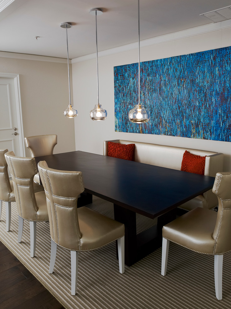 Immagine di una sala da pranzo aperta verso il soggiorno contemporanea di medie dimensioni con pareti beige e parquet scuro