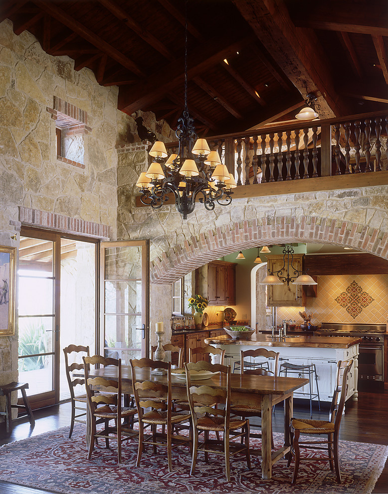 Ispirazione per una grande sala da pranzo aperta verso il soggiorno country con pareti beige, parquet scuro e camino classico