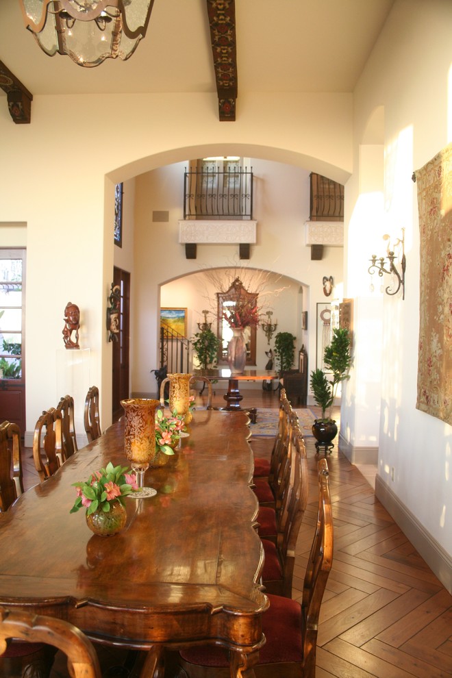 Immagine di una grande sala da pranzo mediterranea chiusa con pareti gialle e pavimento in legno massello medio