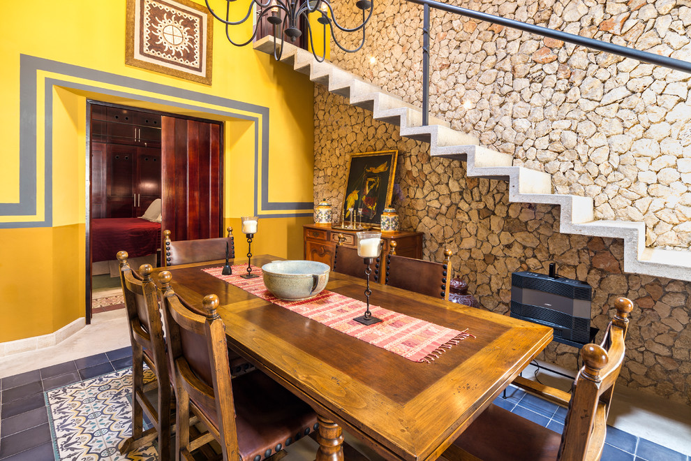 Foto di una sala da pranzo mediterranea con pareti multicolore e nessun camino
