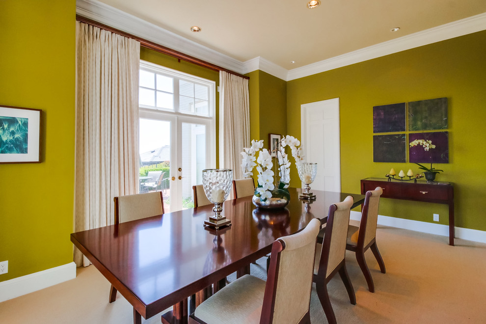 Стильный дизайн: большая отдельная столовая в стиле неоклассика (современная классика) с зелеными стенами, ковровым покрытием и бежевым полом без камина - последний тренд