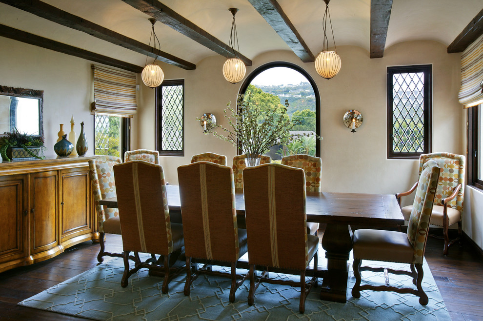 Foto di una sala da pranzo mediterranea chiusa con pareti beige, parquet scuro e nessun camino