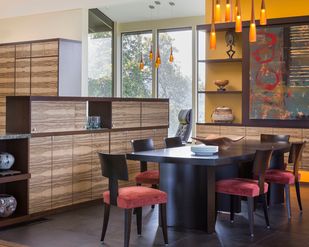Inspiration för ett mellanstort funkis kök med matplats, med klinkergolv i porslin och gula väggar