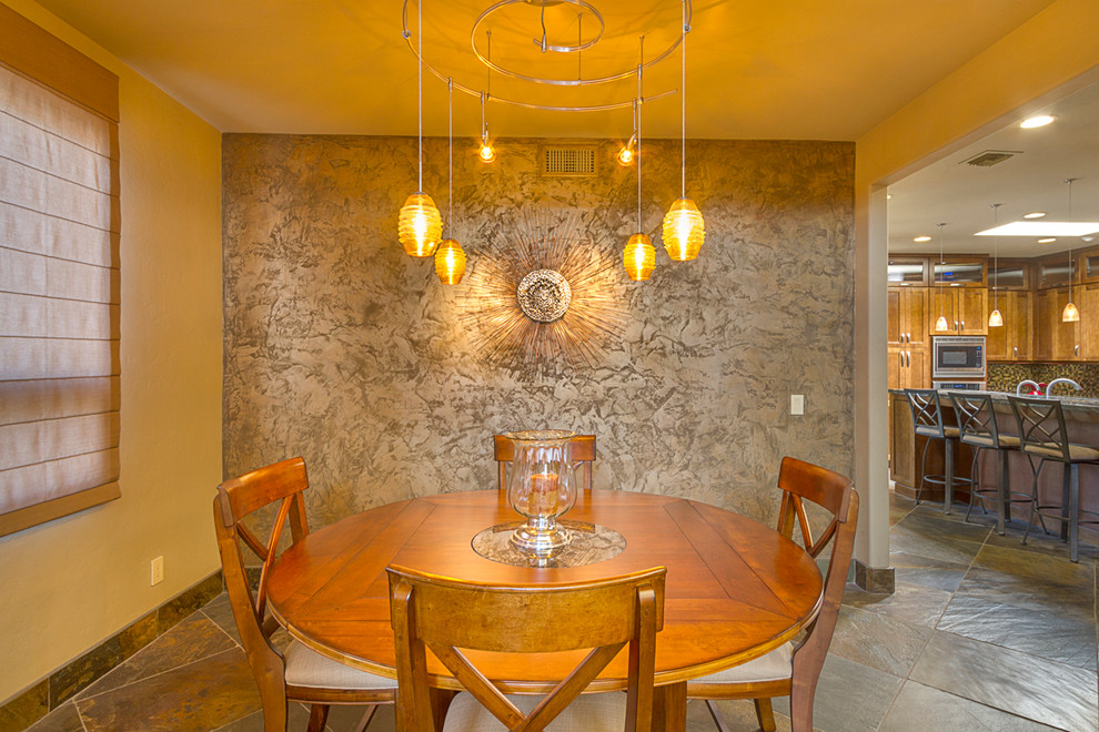 Ispirazione per una sala da pranzo aperta verso la cucina classica con pareti con effetto metallico e pavimento in ardesia