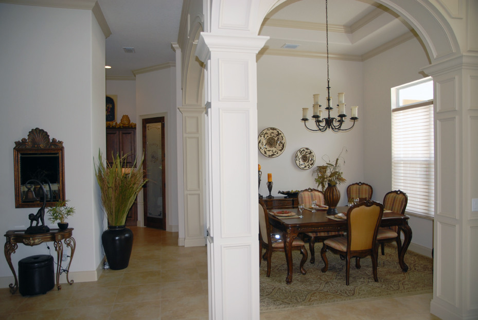 Exemple d'une salle à manger ouverte sur la cuisine tendance de taille moyenne avec un mur blanc et un sol en carrelage de céramique.