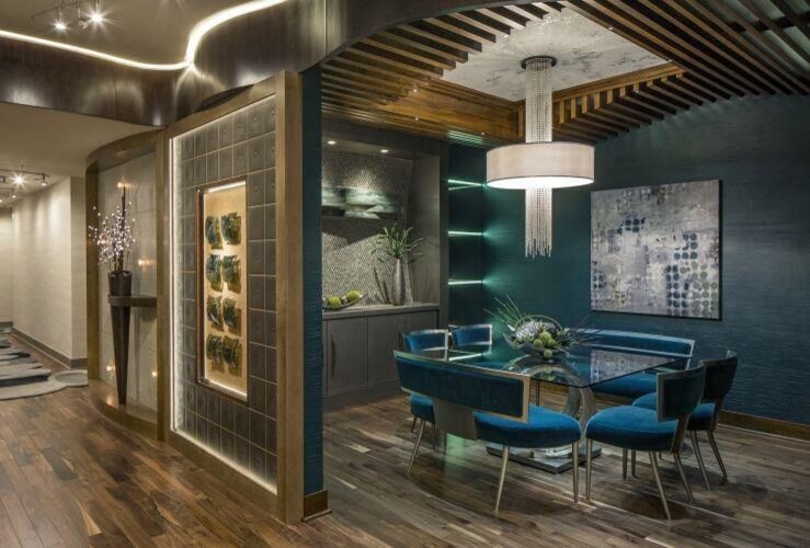 Идея дизайна: отдельная столовая среднего размера в современном стиле с синими стенами, темным паркетным полом и коричневым полом