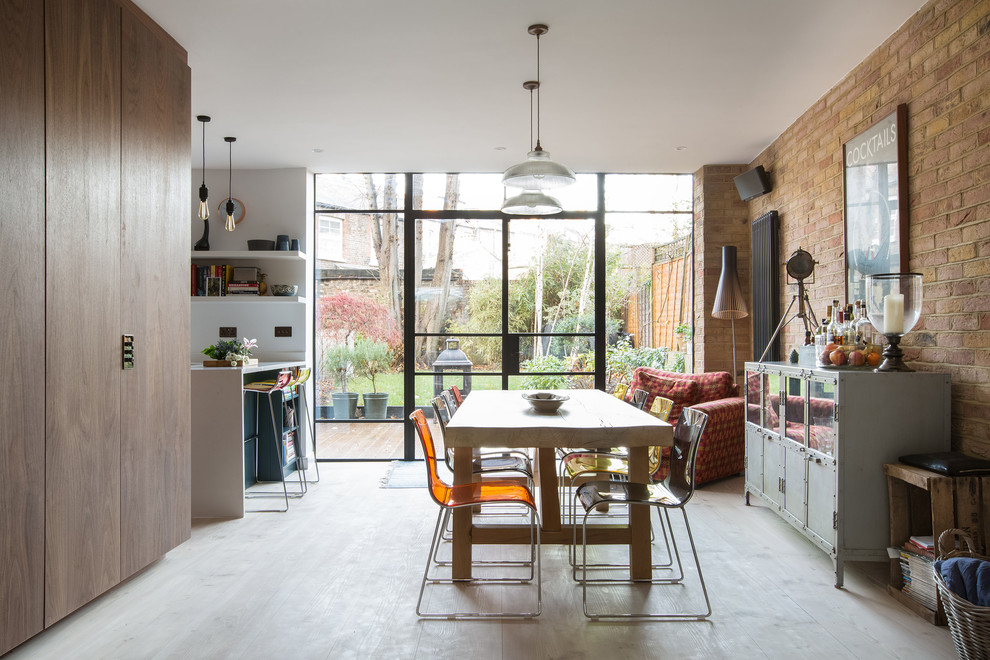 Offenes, Großes Stilmix Esszimmer ohne Kamin mit hellem Holzboden in London