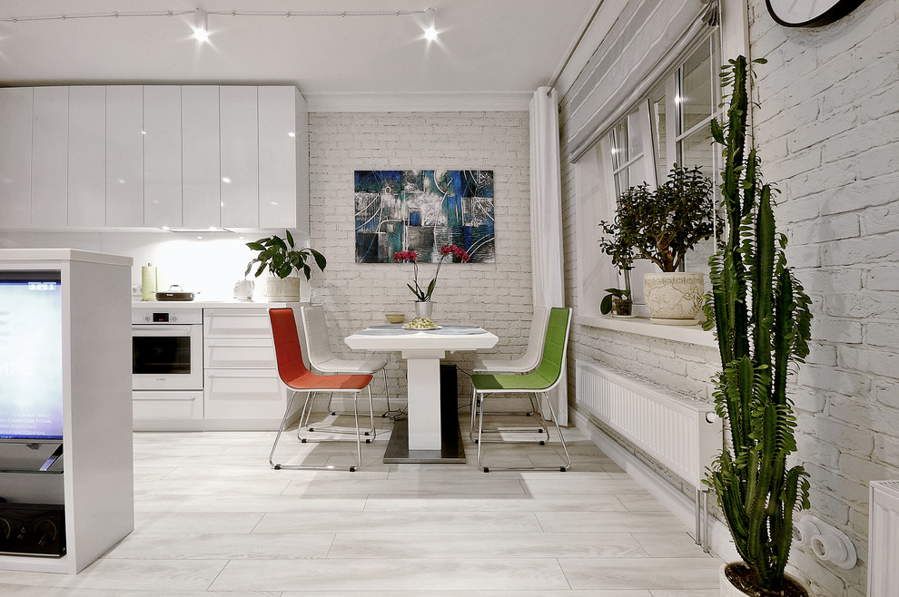 Diseño de comedor contemporáneo abierto con paredes blancas y suelo de madera clara