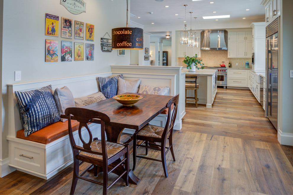 На фото: кухня-столовая в стиле кантри с серыми стенами, паркетным полом среднего тона и коричневым полом