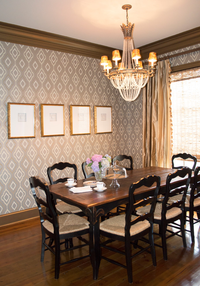 Foto di una sala da pranzo minimal chiusa e di medie dimensioni con pareti grigie, parquet scuro e pavimento marrone
