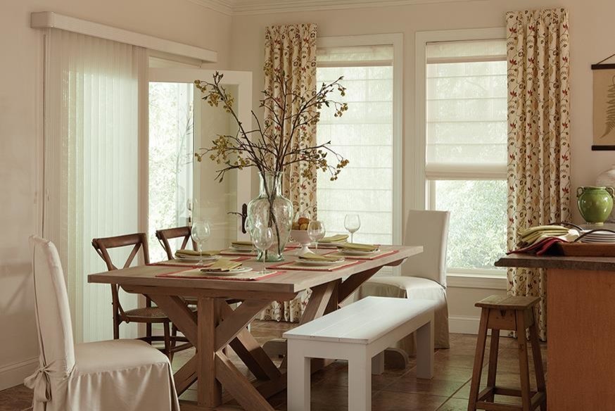 Imagen de comedor de cocina de estilo de casa de campo grande sin chimenea con paredes beige y suelo de baldosas de porcelana